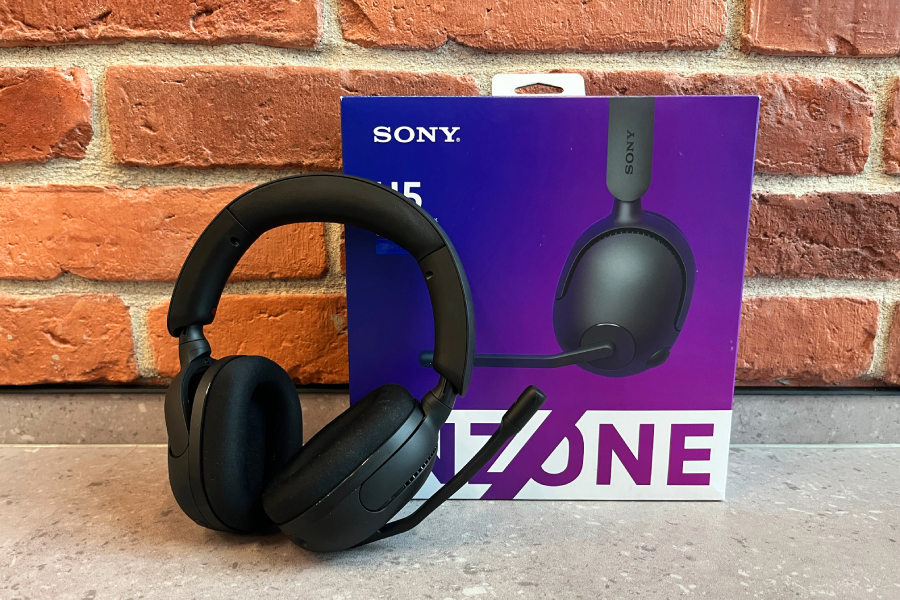 Sony Inzone H5 na tle cegieł 
