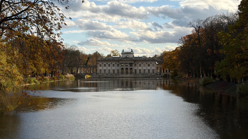 pałac w Łazienkach Królewskich w Warszawie w jesiennej aurze