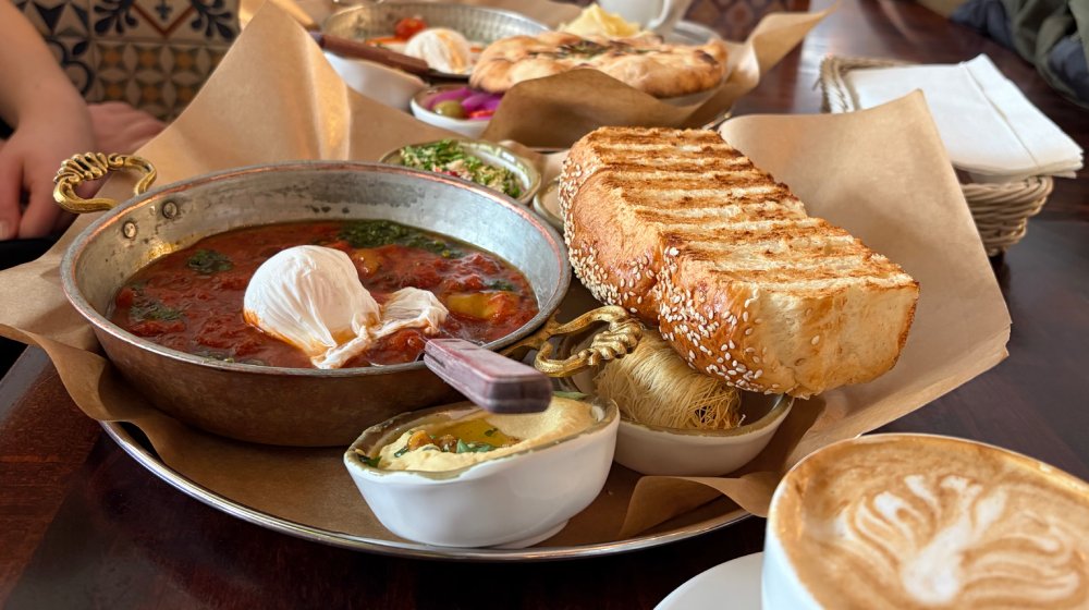 shakshuka z jajkiem i zestaw śniadaniowy w restauracji