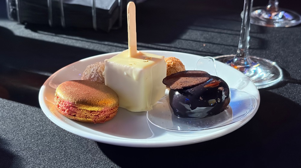 błyszczące się słodkości na talerzu