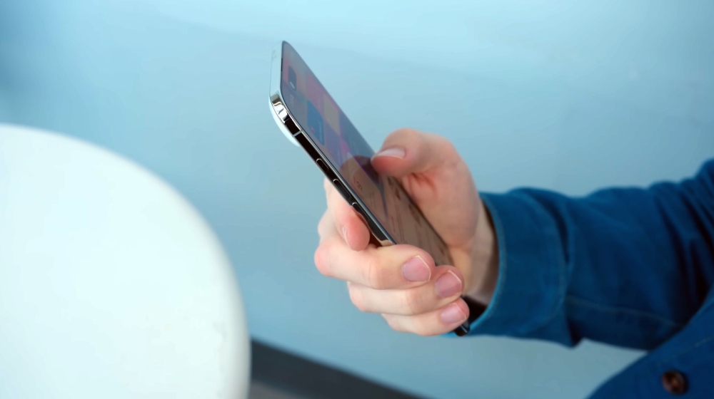 bardzo smukły smartfon iPhone Air na niebieskim tle