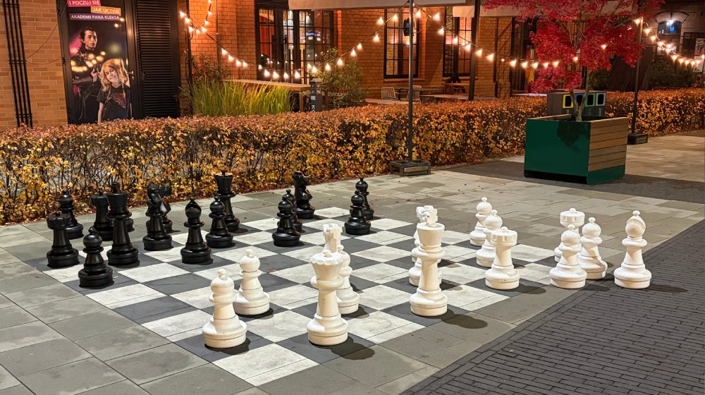 duże uliczne szachy w wieczornej scenerii