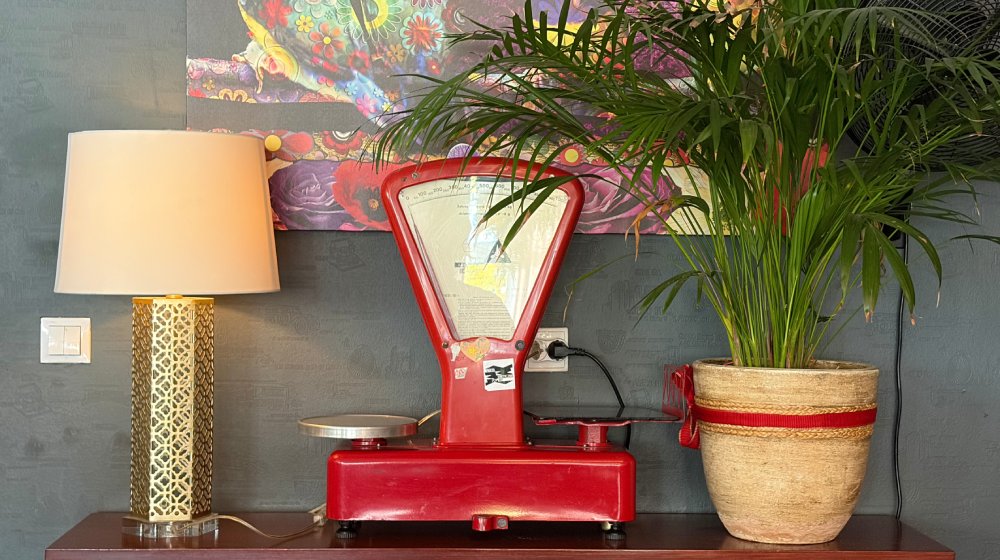 czerwona waga i dekoracje na komodzie