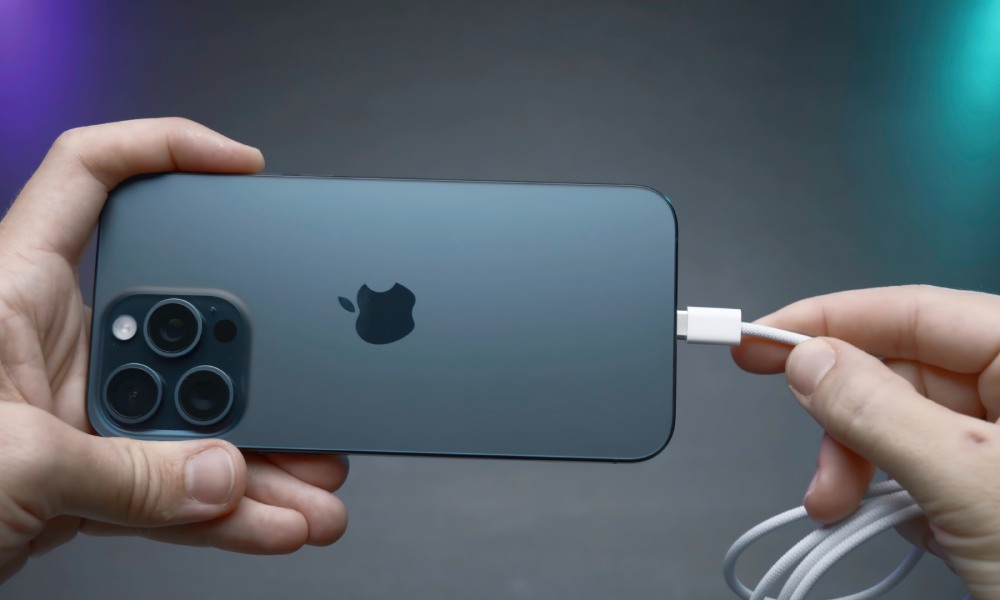 Ładowanie iphona ładowarką sieciową.