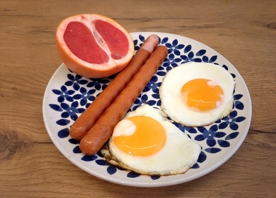 jajka sadzone kielbaski z grilla raven ege005 oraz grejpfrut i kawa na ładnym talerzu