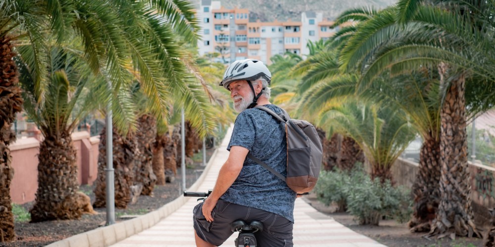 senior jeżdżący w kasku na rowerze