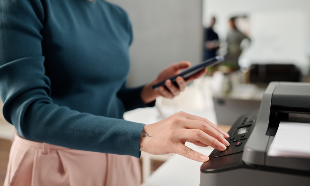 kobieta korzysta z drukarki