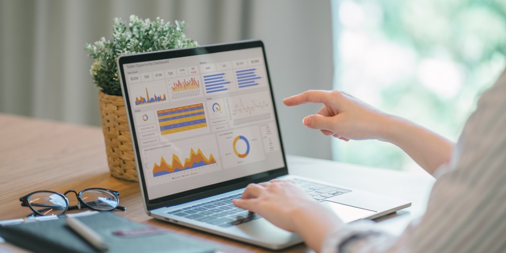 Komputer z przyciemnionym ekranem