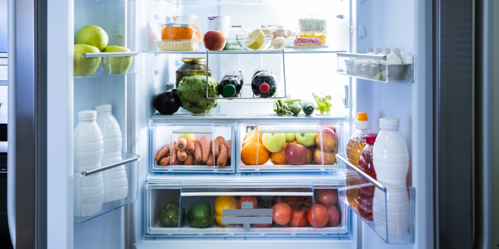 Pełna lod&oacute;wka z otwartymi drzwiami