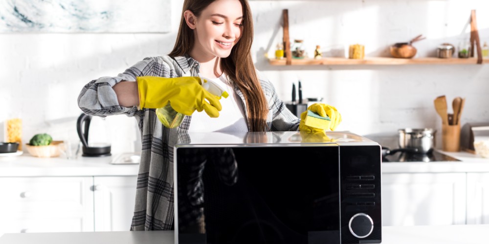 Kobieta myjąca mikrofalówkę