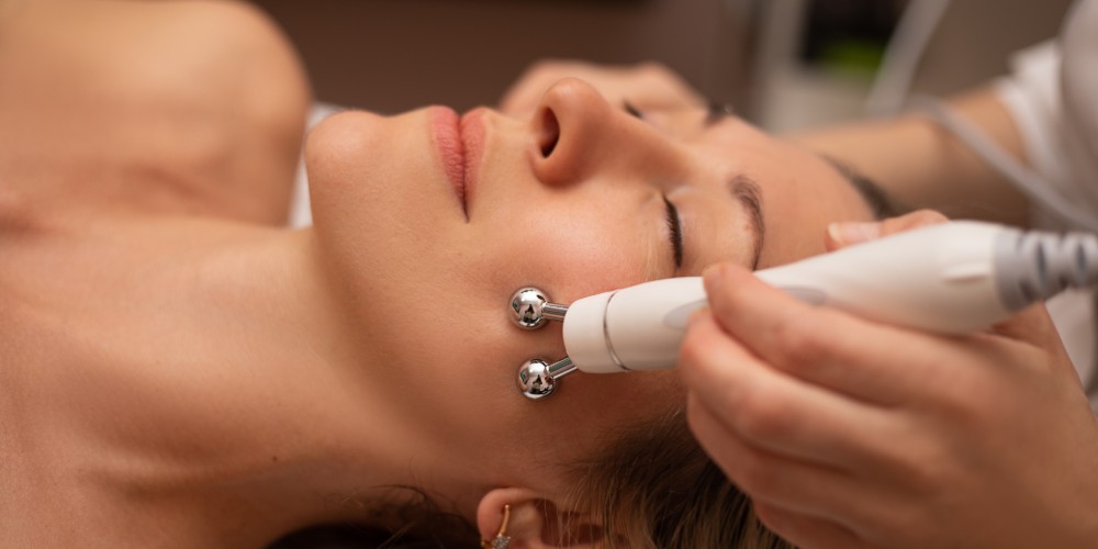 Kobieta poddająca się masażowi twarzy