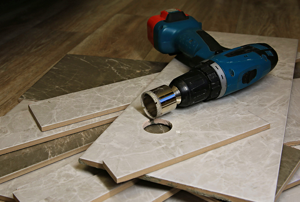 jak-wiercic-w-plytkach-otwornica