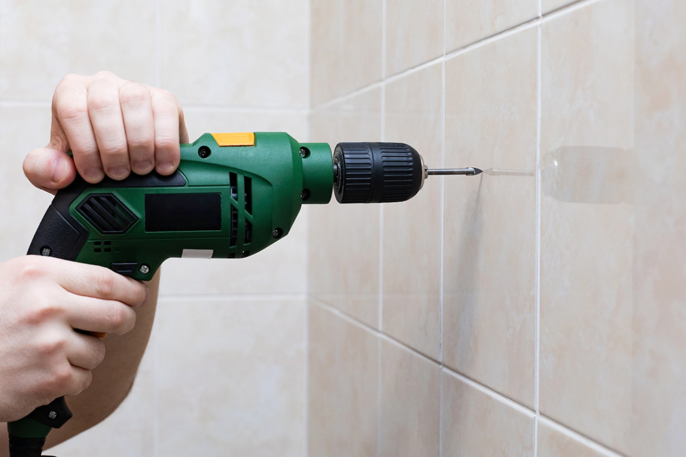 jak-wiercic-w-plytkach-wiertarka-sieciowa