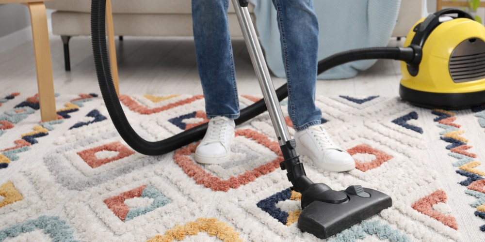 odkurzanie dywanu w domu