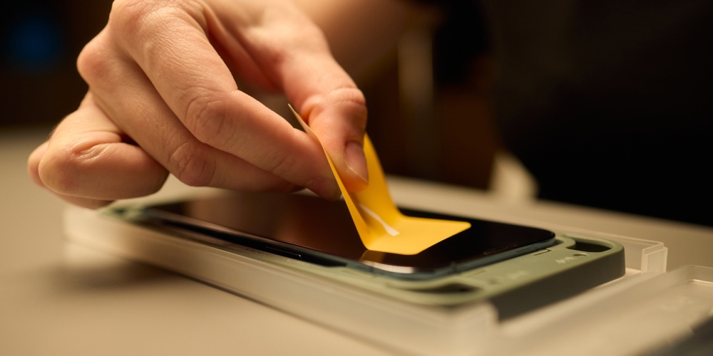 usuwanie pyłków kurzu z ekranu telefonu za pomocą naklejki dust sticker