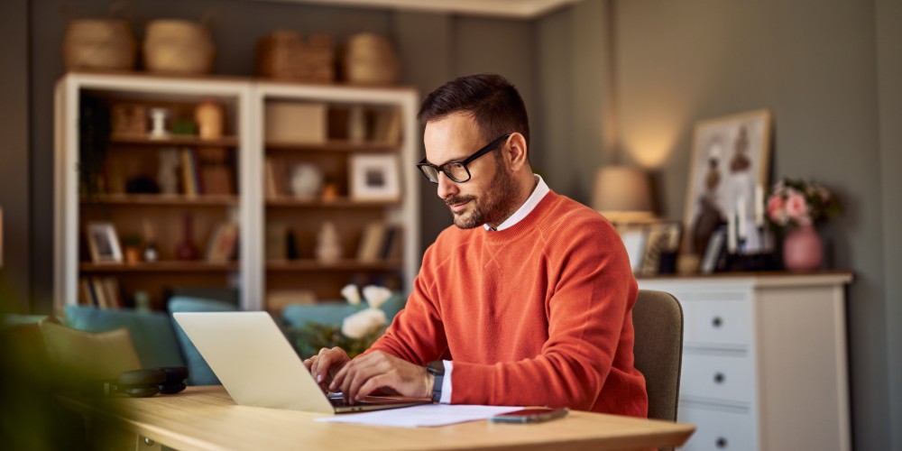 Mężczyzna pracujący przy komputerze