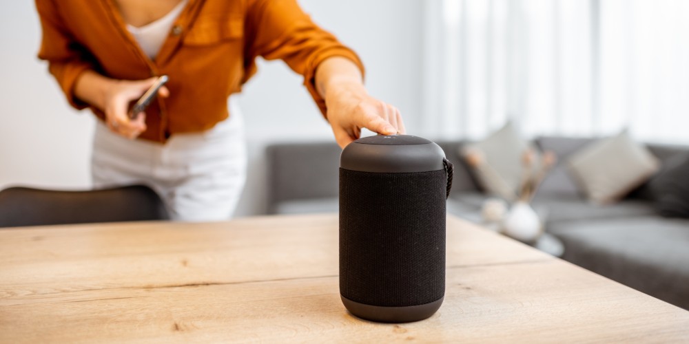 Kobieta parująca głośnik ze smartfonem