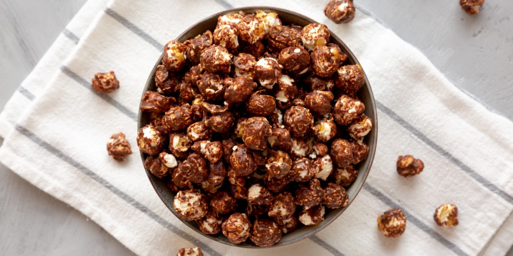 Popcorn karmelowy w misce