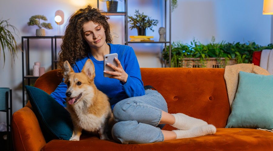 Kobieta odblokowująca telefon bez PIN-u