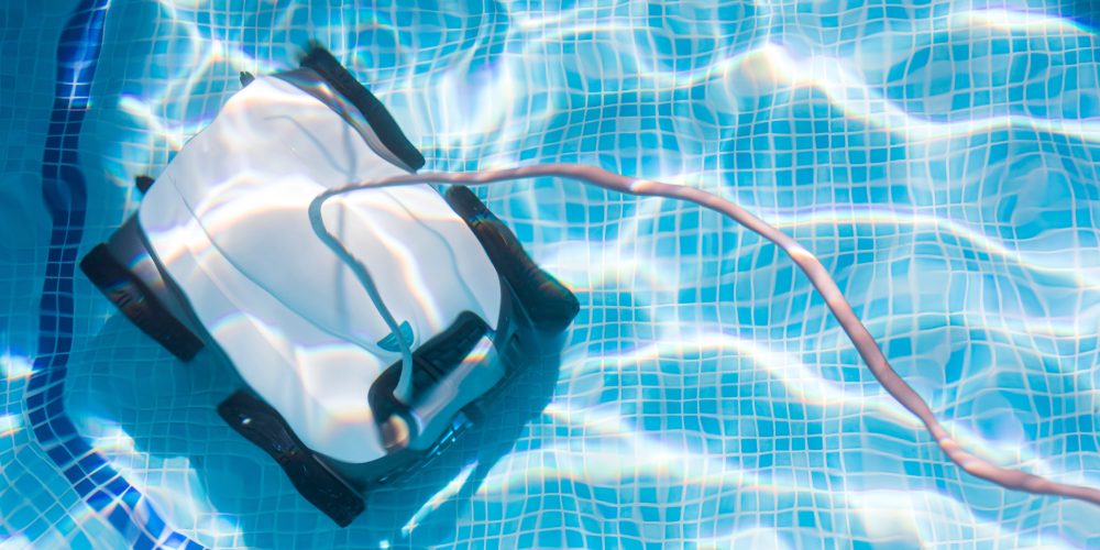 odkurzacz automatyczny czyści dno basenu