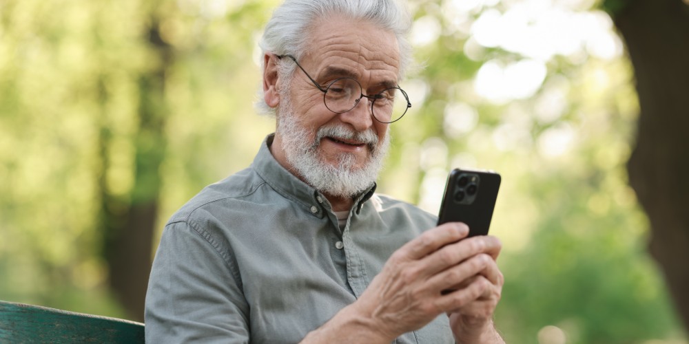 Senior korzystający z telefonu