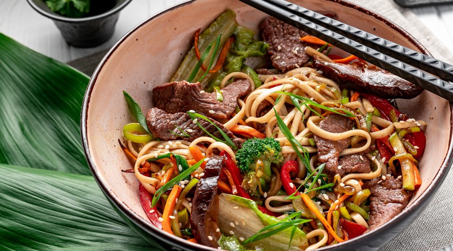 Potrawa chińska stir fry przygotowana w woku