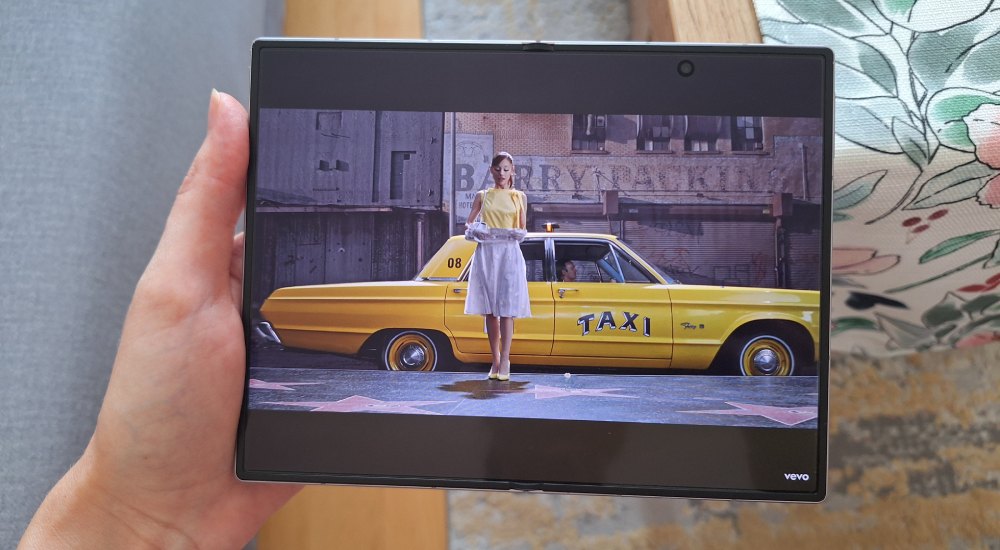 Zdjęcie teledysku na rozłozonym ekranie samsunga galaxy z fold8.