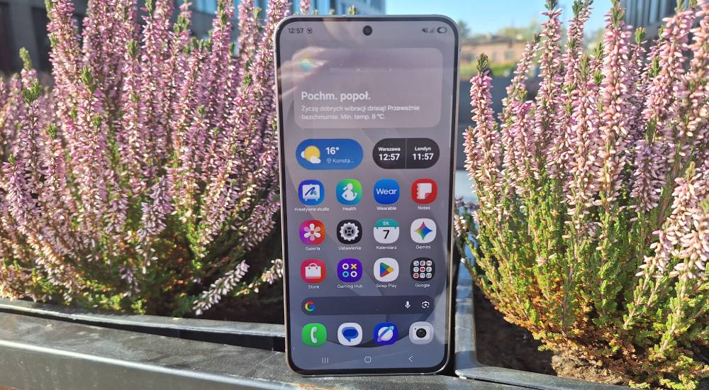 Smartfon Samsung galaxy s26 FE od frontu w słoneczny dzień.