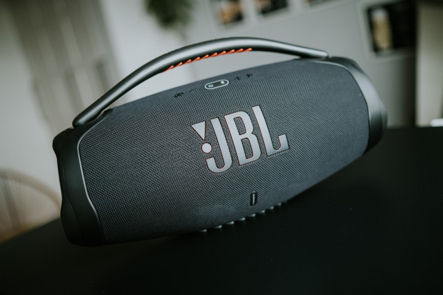 Głośnik bezprzewodowy Bluetooth JBL Boombox 3 stoi na stole