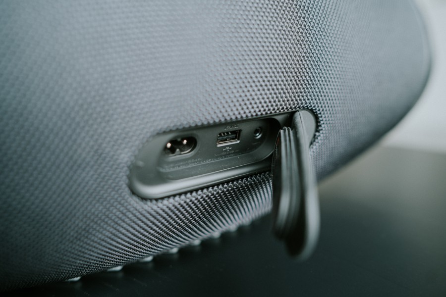 Zestaw gniazd połączeniowych w głośniku bezprzewodowym Bluetooth JBL Boombox 3