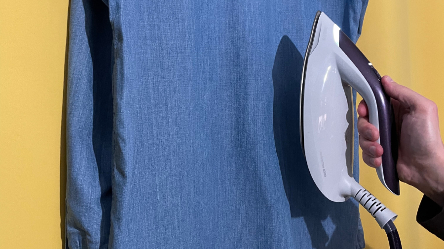 : żelazka nie czuć w rękach – o ile w przypadku prasowania na desce jest to mniej istotne, o tyle podczas odświeżania zasłon ta lekkość ma zasadnicze znaczenie. Podobnie jak długość węża parowego, zapewniająca swobodę ruchów.