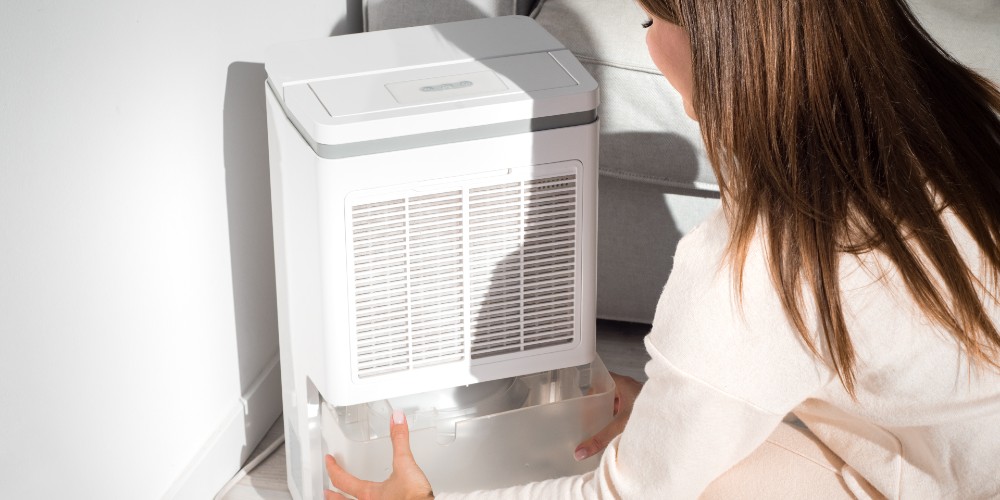 Kobieta korzystająca z osuszacza