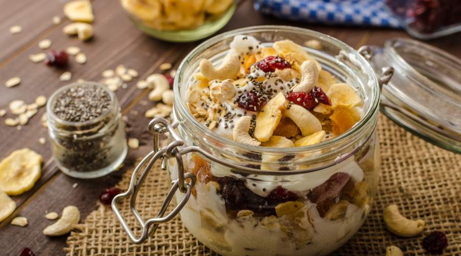 jogurt z suszonymi owocami
