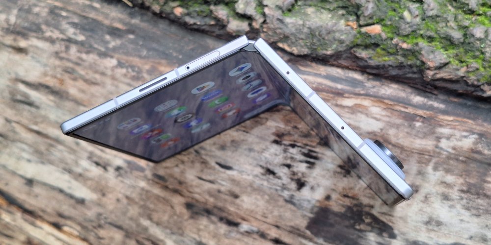 Rozłożony zawias w telefonie samsung galaxy z fold8 widziany od g&oacute;ry.