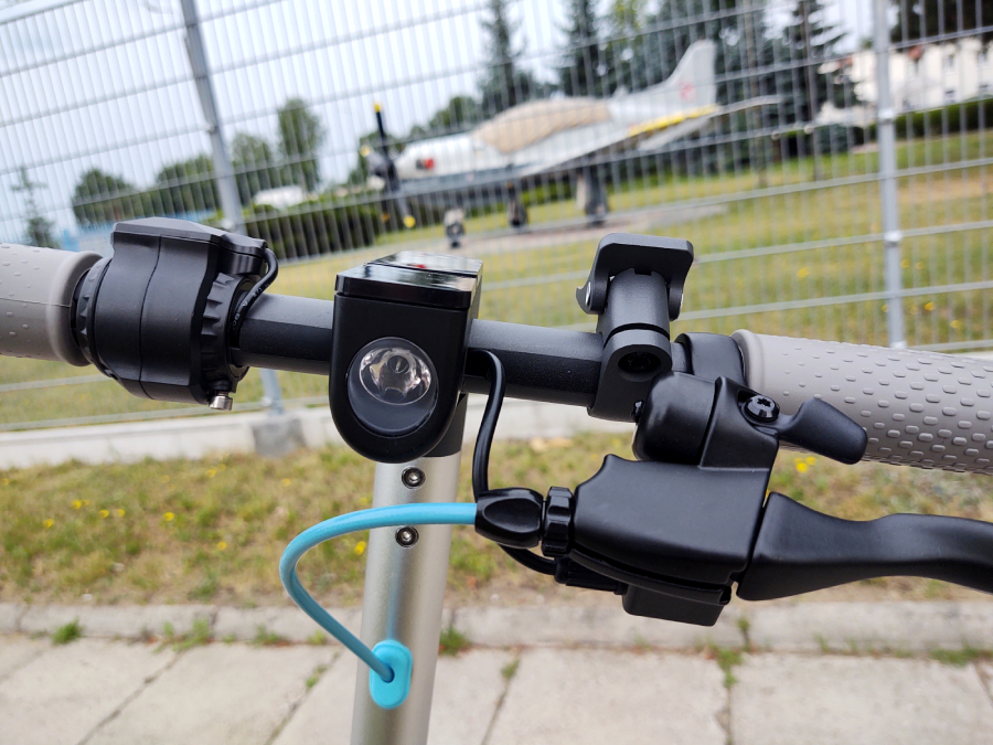 front kierownicy w hulajnodze motus scooty 10 lite 2022 a w z tyłu czai się odrzutowiec MIG