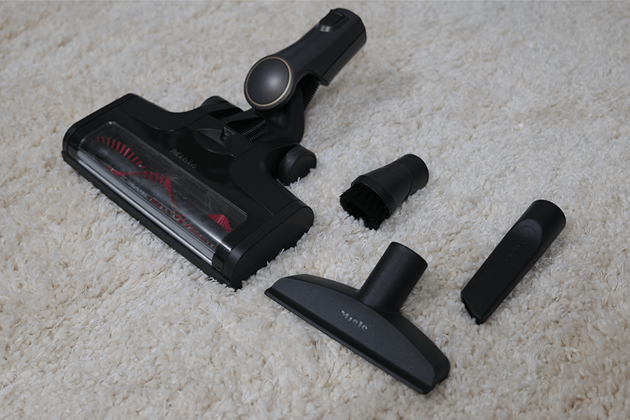 wszystkie końcóweczki odkurzacza miele triflex hx2 pro robią sobie piknik na dywnaie