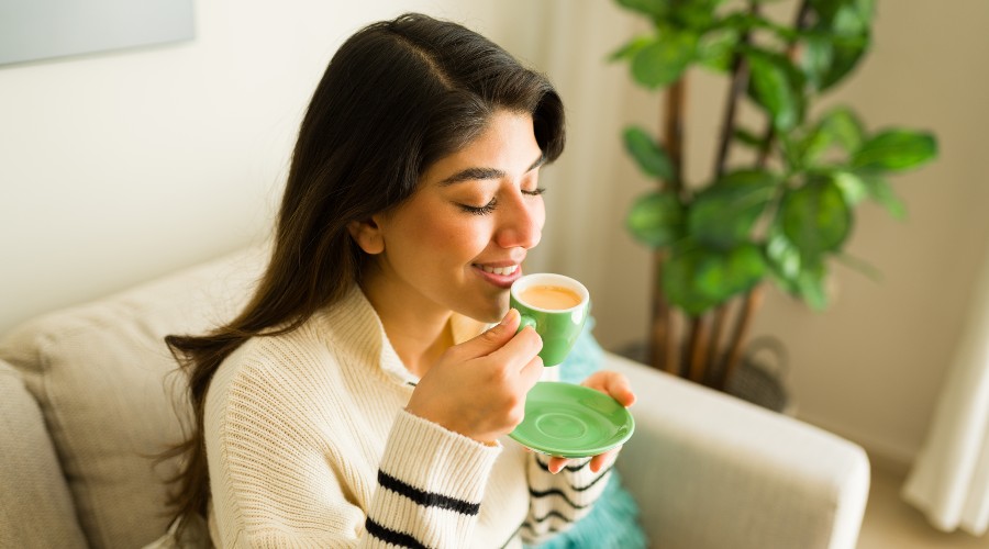 Kobieta pijąca espresso z wodą