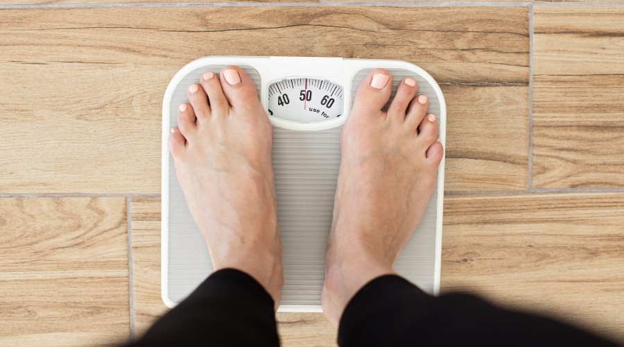 kobieta na wadze mechanicznej