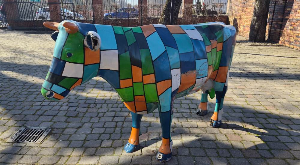 Rzeźba kolorowej krowy na zdjęciu z samsunga galaxy s26+