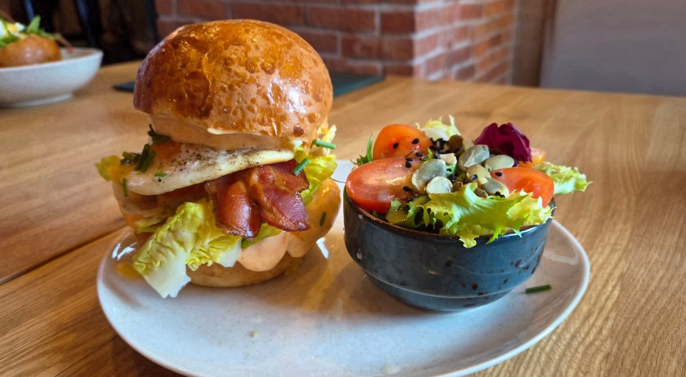 Śniadaniowy burger i kolorowa sałatka na zdjęciu z samsunga galaxy s26+