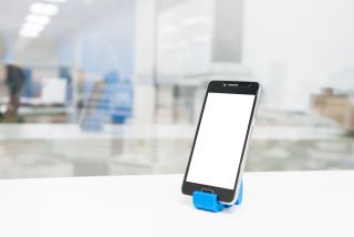Smartfon w nowoczesnej podstawce na biurko