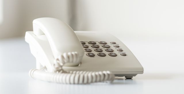 Klasyczny telefon stacjonarny w białym kolorze