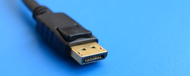 Przykładowe złącze DisplayPort na błękitnym tle