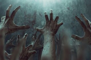 Zakrwawione ręce wielu zombie wyciągnięte ku górze