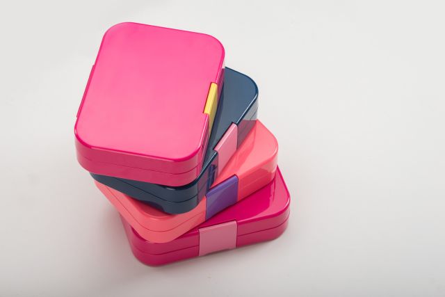 Zestwa kolorowych lunch boksów