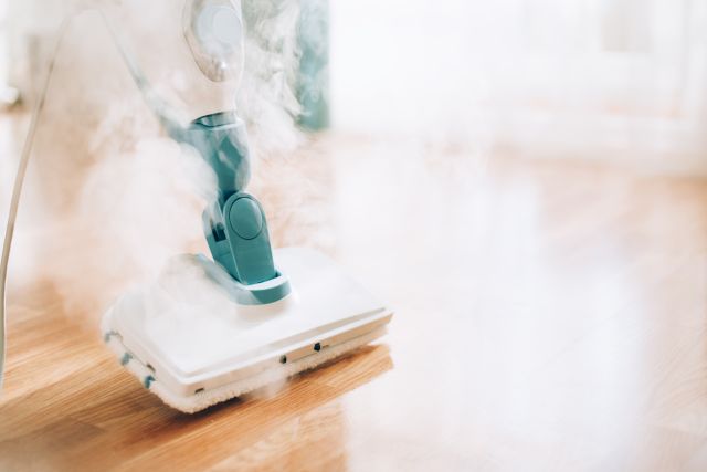 Elektryczny mop parowy myje podłogę