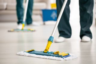 mycie podłogi płaskim mopem