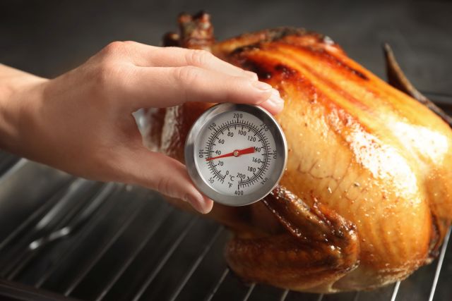 Mierzenie temperatury upieczonego kurczaka