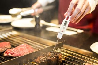 Mierzenie temperatury mięsa z grilla