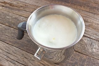 garnek z gwizdkiem do gotowania mleka